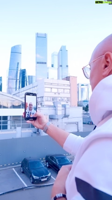 Aram Ananyan Instagram - В наше время вопросы «Как найти свой путь» и «Чем заниматься в жизни» очень актуальны и будут оставаться актуальными еще долгое время! Но я скажу вам так: Перед вами открыты все дороги. Главное , не бойтесь , действуйте , двигайтесь вперёд! Не стойте на месте , пробуйте что-то новое , и тогда ваша жизнь заиграет новыми красками!!! Не сдавайтесь, верьте в себя до последнего. И тогда , успех вам обеспечен!!! Мой обычный рабочий день вот такой. И я постоянно в перелетах и в новых проектах. Archer Music