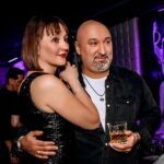 Aram Ananyan Instagram - Новый год - это удивительный праздник, с которым люди по всему миру поздравляют друг друга🎅🏽 В эту волшебную ночь, своим родным и близким, надо говорить самые добрые и важные слова 🫶🏼 Ведь каждый новый год это подарок, который даёт надежду на новые приключения. Пусть 2024 год будет ярким и счастливым, все проблемы решаются с космической скоростью, а здоровье и благополучие никогда не покидают Вас ♥️ Пусть год будет наполнен исследованиями, открытиями и ростом🥂 С Новым годом 🎆 От всей большой семьи #archermusic 😘 Happy new year 🍷