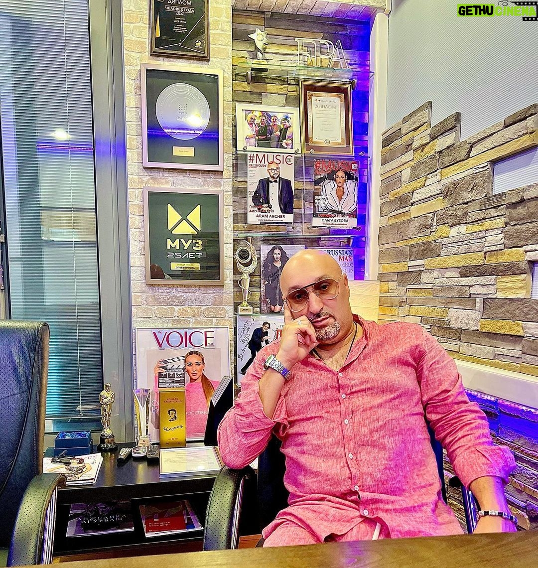 Aram Ananyan Instagram - Иди к цели 🎯 Бывают дни, когда всё, с чем мы сталкиваемся, это сплошные барьеры, мешающие двигаться нам вперёд. В такие моменты мечты кажутся настолько недосягаемыми, что возникает сомнение, а стоит ли вообще бороться. Может проще всё бросить? Как раз это главная ошибка людей которые разочарованы в жизни и не добились успеха в своих начинаниях. Ведь все препятствия, с которыми мы сталкиваемся на своем жизненном пути, предназначены не для того, чтобы заставить нас отойти в сторону и не для того, чтобы мы провели остаток своих дней, испытывая горечь и разочарование. И только после того, как вы признаете свое поражение, вы вдруг начинаете понимать, что успех был на самом деле так близок, не хватило лишь немного упорства. Никогда не сдавайтесь перед трудностями. Все проблемы в жизни проверяют наш характер и делают нас сильнее 💪🏼 Archer Music