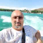 Aram Ananyan Instagram – Работа – это такое место, куда люди ходят отдохнуть и заработать, а там оказывается, ещё и работать надо.
С утра хочется поспать подольше, днем поесть вкусно, вечером отдохнуть … 🕺🏽 
Работать, блин, вообще некогда) Озеро Севан