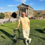 Aram Ananyan Instagram – У меня всё в порядке, я не пропадал)))) спасибо за то, что пишете мне и беспокоитесь. Я в Армении. И сегодня ездил на экскурсию в Гарни.
Этот языческий храм основан в первом веке в Гарни — один из древнейших памятников и был посвящен богу солнца и чистоты — Митру. После провозглашения в Армении государственной религии – христианства (301 г.), храм не был разрушен в отличие от других языческих храмов, потому что был любимым местом отдыха сестры царя Трдата III.
Место очень красивое с мощнейшей энергетикой.