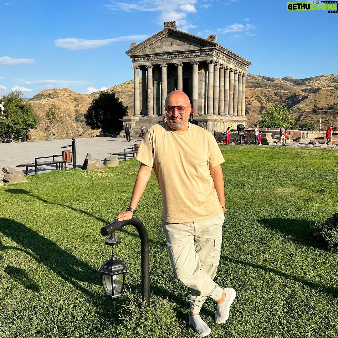 Aram Ananyan Instagram - У меня всё в порядке, я не пропадал)))) спасибо за то, что пишете мне и беспокоитесь. Я в Армении. И сегодня ездил на экскурсию в Гарни. Этот языческий храм основан в первом веке в Гарни — один из древнейших памятников и был посвящен богу солнца и чистоты — Митру. После провозглашения в Армении государственной религии – христианства (301 г.), храм не был разрушен в отличие от других языческих храмов, потому что был любимым местом отдыха сестры царя Трдата III. Место очень красивое с мощнейшей энергетикой.