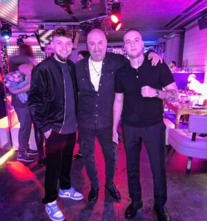 Aram Ananyan Instagram - Часть 2 …. 📸 #birthdayparty 

Казалось бы, как можно уложить такое объёмное понятие как «счастье» в два-три слова. Можно. Все гениальное просто. “Счастье зависит от нас самих” ♥️
С наступающим Новым годом 🎄🎅🏽