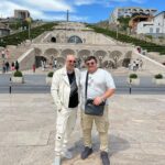 Aram Ananyan Instagram – жизнь прекрасна…. да-да, пусть порой она обманчива, жестока, но всё-таки она прекрасна…🖤
Умей идти по солнечной стороне жизни.
А тем, кто не видит, что жизнь прекрасна, просто нужно повыше подпрыгнуть)))
И помните мои дорогие, сегодняшний день обмену и возврату не подлежит.
Цените всё, что имеете!!!