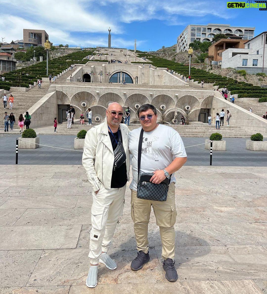 Aram Ananyan Instagram - жизнь прекрасна…. да-да, пусть порой она обманчива, жестока, но всё-таки она прекрасна…🖤 Умей идти по солнечной стороне жизни. А тем, кто не видит, что жизнь прекрасна, просто нужно повыше подпрыгнуть))) И помните мои дорогие, сегодняшний день обмену и возврату не подлежит. Цените всё, что имеете!!!