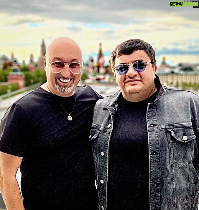 Aram Ananyan Instagram - Тот, кто желает иметь верных друзей, в первую очередь, должен быть сам добрым и терпеливым, проявляя внимание к чужим проблемам. Почёт и уважение добываются не силой, а великодушием и братством!!! Цените дружбу, ведь остаться без друзей - самое горькое несчастье, после нищеты.