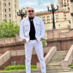 Aram Ananyan Instagram – Обожаю сочетание белого и чёрного 🎹 и когда в Москве хорошая летняя погода 😎
Плодотворной рабочей недели всем 🙌🏽 МГУ имени М.В.Ломоносова