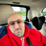 Aram Ananyan Instagram - Всякий сон кончается тем, что нужно вставать с постели и бежать по делам. Но почему так хочется поспать ещё 10 минуток?))))😁 И их постоянно не хватает🤷🏽‍♂️ А если серьезно, то около трети всей своей жизни человек спит и видит сны. Для человеческого организма не придумали пока ничего более полезного и приятного состояния, чем здоровый сон. Наша жизнь и сны — страницы одной и той же книги. Так, что сон - самый лучший вид релакса 🛌 А я помчал за @buzova86 и сегодня встречаемся в Иваново. Рублёво