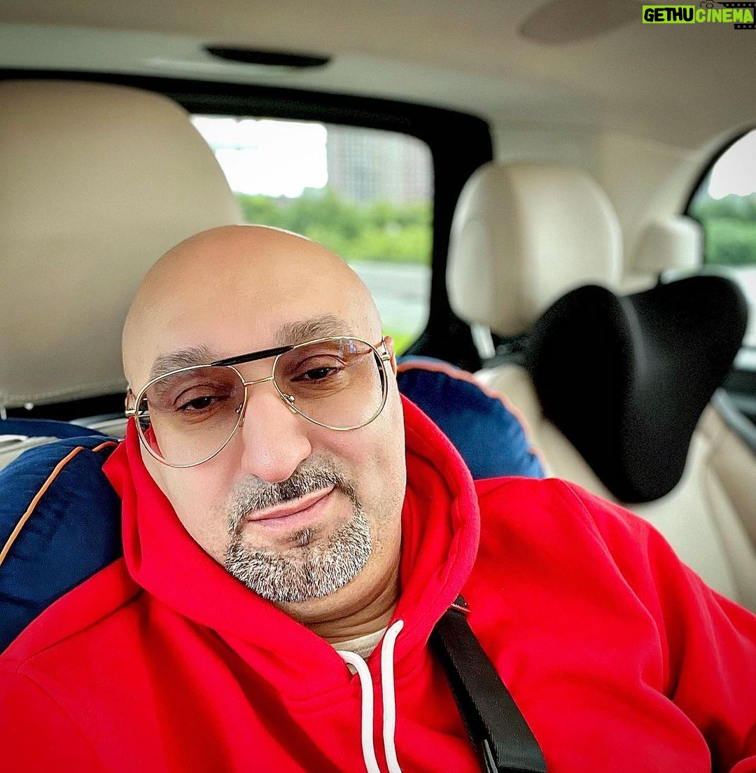 Aram Ananyan Instagram - Всякий сон кончается тем, что нужно вставать с постели и бежать по делам. Но почему так хочется поспать ещё 10 минуток?))))😁 И их постоянно не хватает🤷🏽♂️ А если серьезно, то около трети всей своей жизни человек спит и видит сны. Для человеческого организма не придумали пока ничего более полезного и приятного состояния, чем здоровый сон. Наша жизнь и сны — страницы одной и той же книги. Так, что сон - самый лучший вид релакса 🛌 А я помчал за @buzova86 и сегодня встречаемся в Иваново. Рублёво