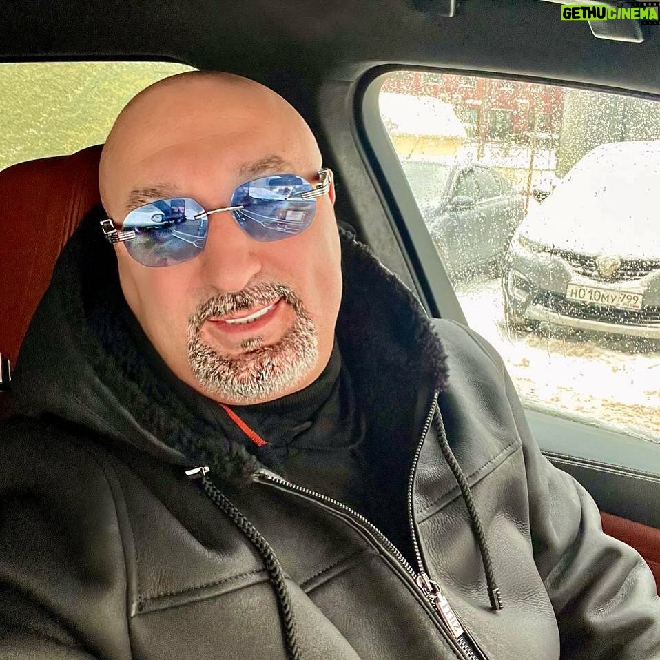 Aram Ananyan Instagram - Наши сомнения - это наши предатели. Они заставляют нас терять то, что мы возможно могли бы выиграть, если бы не боялись пробовать. А поэтому, как сказал классик ….))) «Никогда, ничего не бойтесь!!! Живите здесь и сейчас. Жизнь одна - кайфуйте» 🫶🏼 Еще одна глава прочитана 📖