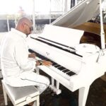 Aram Ananyan Instagram - ... Наша жизнь, как пианино🎹 С чёрными и белыми полосами. Но живя, помните, что чёрные клавиши тоже создают музыку. Ведь, когда мы воспринимаем ухом ритм и мелодию, у нас может меняться душевное настроение🎧 Музыка это поистине универсальный язык человечества 🎶 Без музыки жизнь вообще была бы ошибкой🎵#archermusic #музыка #music @archer_music Archer Music