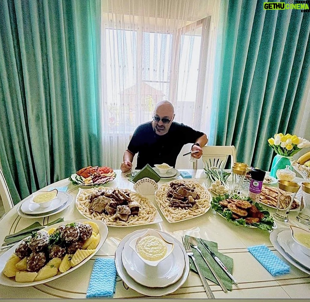 Aram Ananyan Instagram - В гостях у мамы @umar_archer ♥️ Как же это всё было вкусно 🙏🏽 Сейчас идут два свящённых поста (православный и мусульманский). Делайте больше добра и перестаньте быть злыми. Добро злу назло!!!!! #великийпост #рамадан 🌙 Грозный, Чечня - Groznyi, Capital of Chechnya, Russia