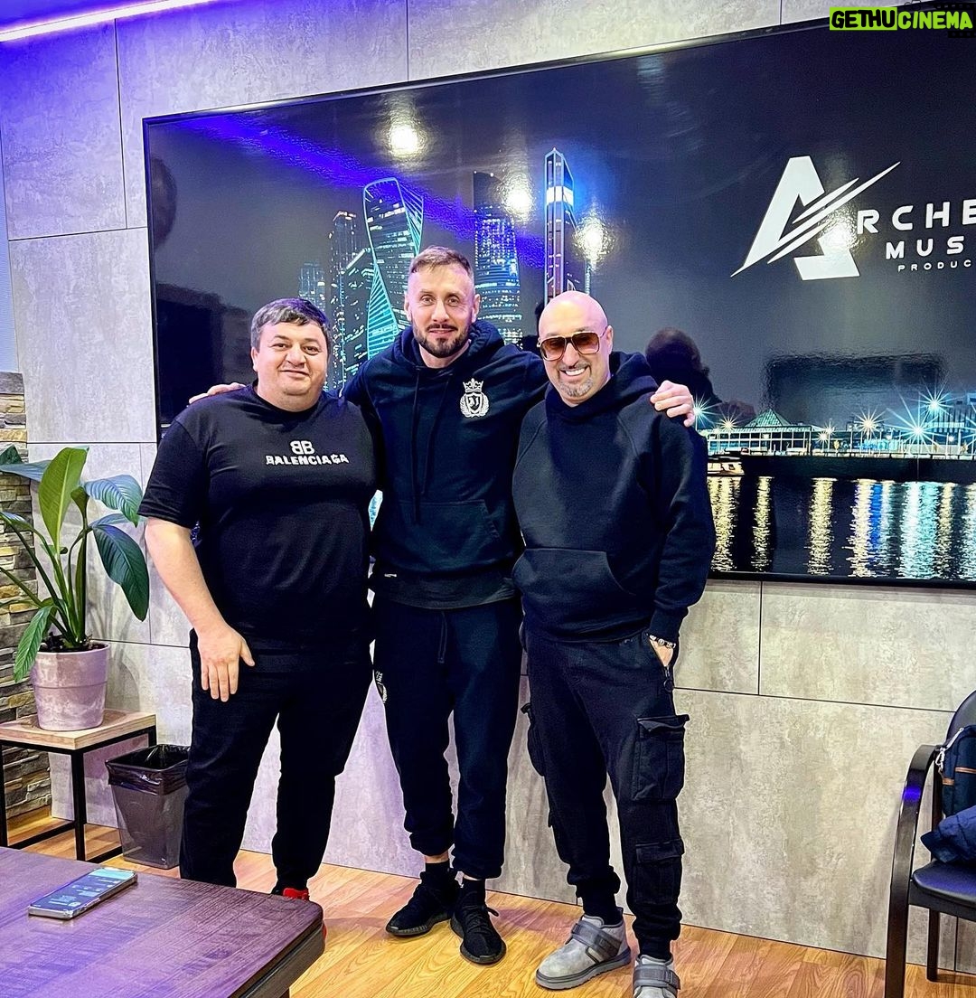 Aram Ananyan Instagram - Санечка, всегда рады тебе 🙌🏽 Обсудили перспективы сотрудничества по NFT проектам и личной коллекции @aleksandrlipovoy 🥊 Креатив оставлю на потом, подробнее расскажу и покажу. Archer Music