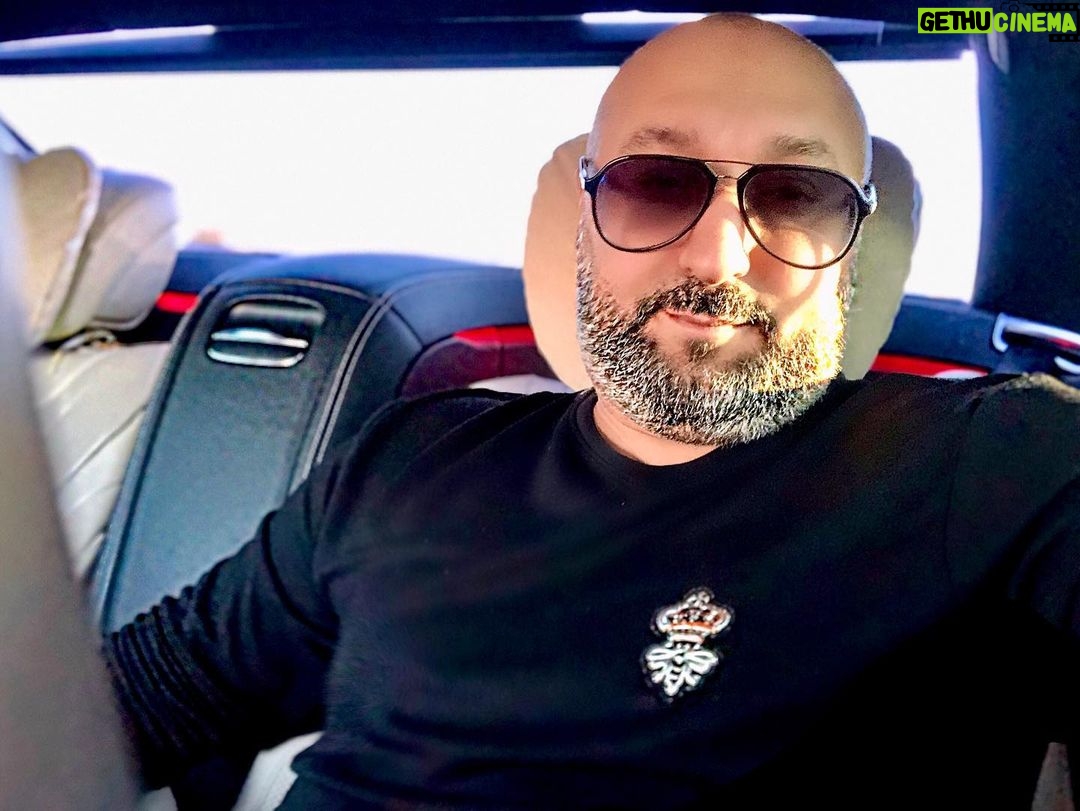 Aram Ananyan Instagram - Вся моя жизнь - это сплошные дороги!!! Дорога.... Жизнь.... Как похожи эти два понятия. Дорога жизни. Жизненный путь. У каждого своя дорога. Главное не мешать друг другу. И знаете, что я заметил..., чем труднее дорога и сам путь, тем красивее и прекраснее место назначения🙌🏽