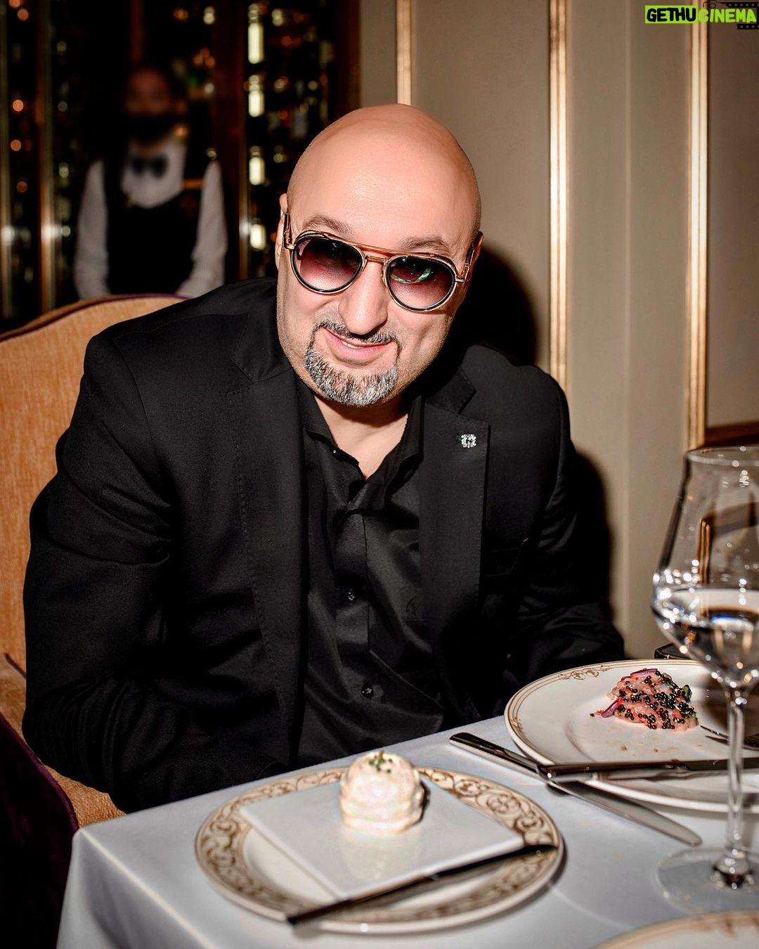 Aram Ananyan Instagram - Не всегда нужно искать в жизни смысл. Иногда попробуйте найти в ней просто удовольствие!!! Жизнь прекрасна…. Да-да, пусть порой она обманчива, жестока, но всё-таки она прекрасна…