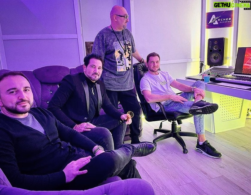 Aram Ananyan Instagram - Там, где кончаются слова, начинается музыка!!! Repost @archer_records location: Archer Music tags: @avraamrusso @aram_archer @rudenkoofficial ・・・ Слова иногда нуждаются в музыке, но музыка не нуждается ни в чем 🎶 Музыка не может мыслить, но она может воплощать мысль!!! @archer_records @avraamrusso @rudenkoofficial