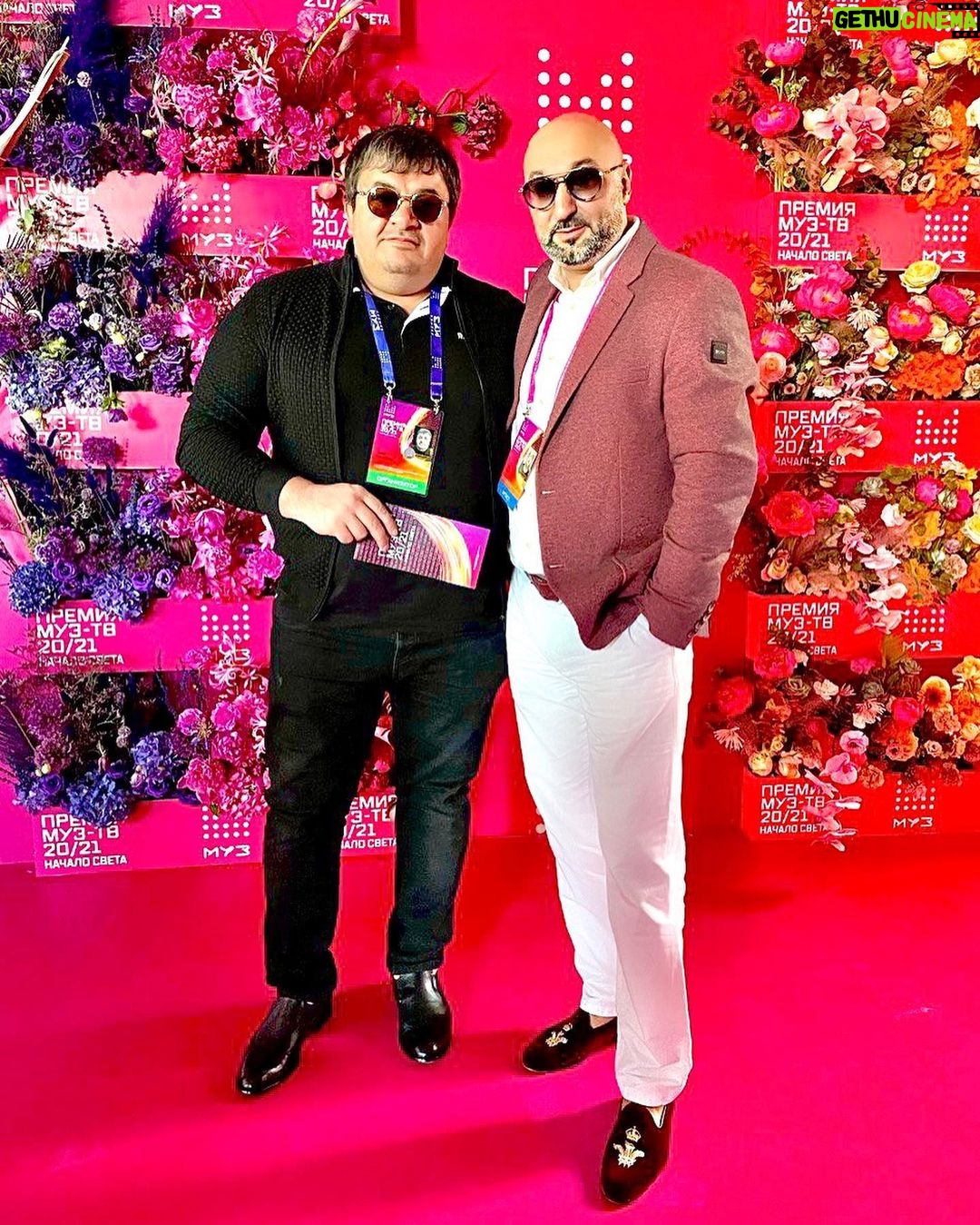 Aram Ananyan Instagram - Родной мой, с днём рождения!!! Дала декъал войла хьо винчу денца!!! Дала ирсе дойла хьан дахар!!! Хьайна безачи во ма гойла хьуна!!! Дала могшалла лойла хьуна!!! Махкана а, халкъана а пайдехь войла хьо вай кхоьллинчу Дала!!! Дала Шех кхоьруш волу баккъал бусалба войла хьо. Пусть Бог благословит тебя в день твоего рождения!!! Пусть твоя жизнь будет только счастливой!!! Пусть ты не увидишь плохого от своих близких и любимых!!! Пусть Бог подарит тебе богатырское здоровье!!! Пусть наш Создатель сделает тебя полезным родине и людям!!! @umar_archer ❤️ Люблю тебя и от всей души поздравляю 🥳 #happybirthday