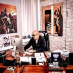 Aram Ananyan Instagram - Сегодня мне хочется поговорить про главный тренд 2021 года - NFТ. Новостей все больше, но мало кто поясняет, что это такое. Давайте разбираться… Аббревиатура расшифровывается как - Non Fungible Token. По-русски: невзаимозаменяемый токен. Не стало особо понятно, поэтому сформулируем так: NFT — это технология, которая окажет огромное влияние на все области нашей жизни. Потому, что она позволяет оцифровать взаимодействие с любыми виртуальными и физическими товарами. Как это происходит и как все устроено? Основной посыл - это невзаимозаменяемость. Невзаимозаменяемой считается вещь, обладающая уникальными свойствами и характеристиками. Возьмем пример с валютой. Это классический пример взаимозаменяемого актива. Любой доллар равен другому такому же доллару. Невзаимозаменямых вещей гораздо больше. Например, собака или телефон, который изначально был такой же, как много других телефонов. А потом вы начали им пользоваться и он стал уникальным. Интересна тема? #nft #archer Компания @archer_music создала свою уникальную платформу-конструктор, на своём блокчейне и звуковой передачей. Более подробной информацией мы будем делиться в нашем телеграмм канале (ссылка в шапке профиля) https://t.me/archer_music_official Archer Music
