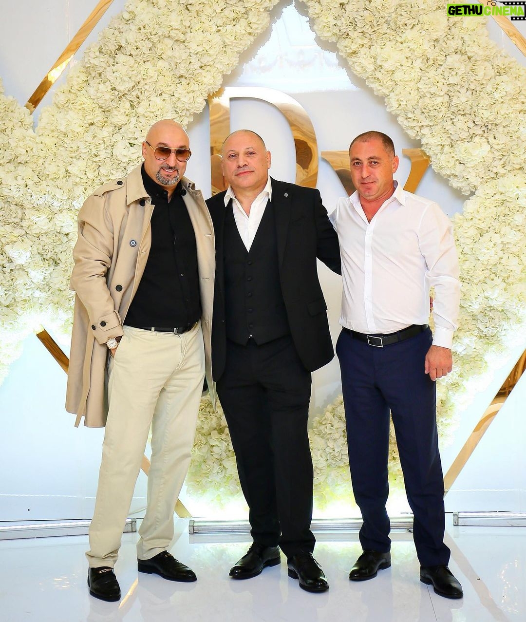 Aram Ananyan Instagram - Самая настоящая дружба - это дружба сквозь года, дружба проверенная временем. Она не изменится, сколько бы времени не прошло, сколько бы вы не общались, но когда встретитесь вновь, всё будет по-старому... Цените таких друзей. Они незаменимы ❤️ Джемал, 25 лет дружбы это серьёзный сердечный поступок))) А я всем желаю доброго понедельника и прекрасной плодотворной недели 🙌🏽