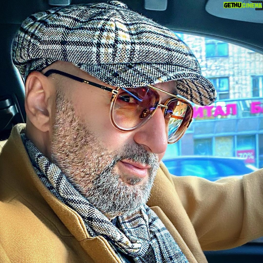 Aram Ananyan Instagram - Постотпускной синдром затрагивает многих людей и я конечно не исключение…… В возрасте 40-45 лет, именно в это время, многие переживают так называемый кризис среднего возраста. Человека одолевают мысли о собственном предназначении, он пытается проанализировать прожитые годы и совершенные в жизни ошибки. На отдыхе он вполне может предаваться этим философским размышлениям, а вот на работе с этим могут возникнуть проблемы. Поэтому в таком возрасте возвращение из райского наслаждения в суровую правду жизни особенно сложно))) Ещё и минус 3 на улице ❄️ А вообще, работать с мыслями о предстоящем отдыхе куда приятнее, чем отдыхать с мыслями о предстоящей работе)))))😎 Так что поехал я на любимую работу в @archer_music & @archer_records 🎶