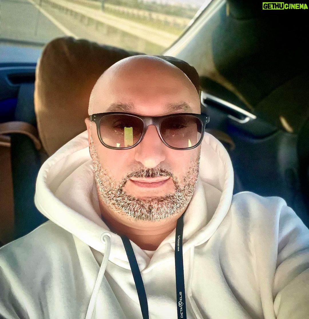 Aram Ananyan Instagram - Всегда сложно перестраиваться с отдыха на работу… 🤔 Вернулся с отпуска? Значит, самое время вернуться и в работу ⏰ Но есть одно но ….. Сколько бы ты не отдыхал, с первого дня работы снова хочется обратно в отпуск 🏖 Всем плодотворной недели и прекрасного настроения!!!🌞 #home #moscow #archermusic 𝐌𝐎𝐒𝐂𝐎𝐖