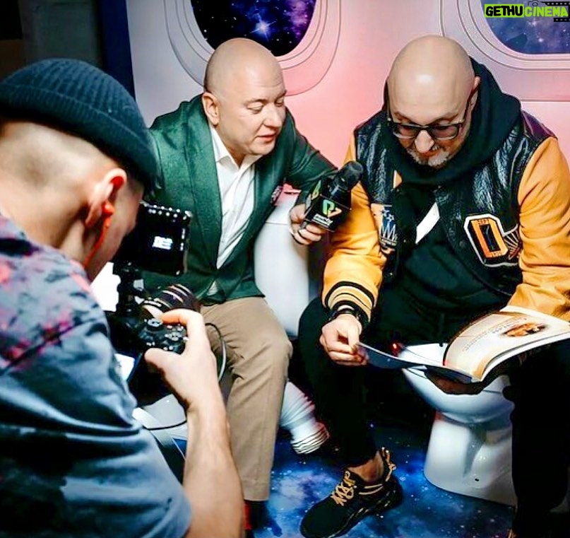 Aram Ananyan Instagram - На чём я сижу?))) @mrdemidoff ты задал мне такой хороший вопрос, что я не захотел портить его своим ответом😎 Просто @mironov.tut поздравлю с днём рождения 🥳 и оставлю это тут) Happy birthday brother 🎂 Москва Сити Пресненская набережная д 2