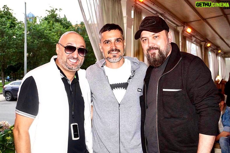 Aram Ananyan Instagram - Моя история…💫 Для тех, кто пишет мне в ЛС «кто вы»? «Почему у вас галочка»? «Откуда у Вас столько подписчиков»? и т.д. Так вот, начну по порядку… Я родился и вырос в обычной армянской, советской семье, в далеком 77-м году. Родители у меня были учителями. Отец преподавал ИЗО (если помните такой предмет), мама учитель химии. Рос я обычным мальчиком, но учился хорошо))) после школы поступил в университет культуры и закончил его с красным дипломом, затем второе высшее и в 30 лет, я понял, что мне не хватает управленческого образования, я подал документы в московский государственный университет управления (ГУУ) RMA и прошёл по балам. Тогда то я и решил перебраться в Москву и строить с нуля карьеру. Получил третье высшее образования, создал компанию и музыкальный лейбл, который успешно работает в России. За 20 лет в шоу-бизнесе, я прошёл путь от администратора артиста, до продюсера музыкального лейбла, чьи проекты взрывали топ чарты. И это мой путь♥️ @archer_music 🎶