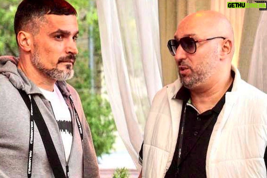 Aram Ananyan Instagram - Моя история…💫 Для тех, кто пишет мне в ЛС «кто вы»? «Почему у вас галочка»? «Откуда у Вас столько подписчиков»? и т.д. Так вот, начну по порядку… Я родился и вырос в обычной армянской, советской семье, в далеком 77-м году. Родители у меня были учителями. Отец преподавал ИЗО (если помните такой предмет), мама учитель химии. Рос я обычным мальчиком, но учился хорошо))) после школы поступил в университет культуры и закончил его с красным дипломом, затем второе высшее и в 30 лет, я понял, что мне не хватает управленческого образования, я подал документы в московский государственный университет управления (ГУУ) RMA и прошёл по балам. Тогда то я и решил перебраться в Москву и строить с нуля карьеру. Получил третье высшее образования, создал компанию и музыкальный лейбл, который успешно работает в России. За 20 лет в шоу-бизнесе, я прошёл путь от администратора артиста, до продюсера музыкального лейбла, чьи проекты взрывали топ чарты. И это мой путь♥️ @archer_music 🎶