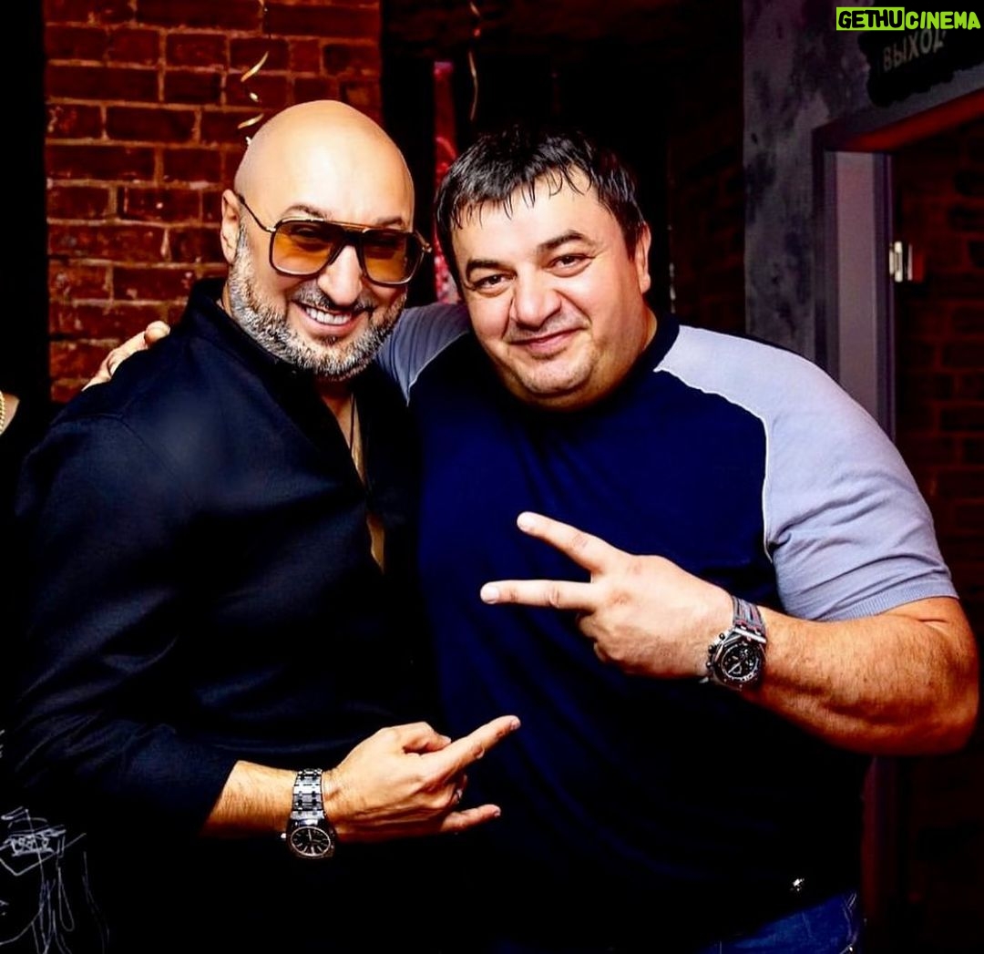 Aram Ananyan Instagram - Дружба - это бескорыстные взаимоотношения между людьми, которые основываются на общих симпатиях, интересах, увлечениях и жизненных позициях!!!🙌🏽 @umar_archer ♠️