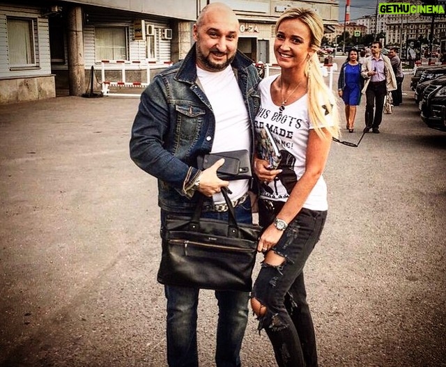 Aram Ananyan Instagram - С днём рождения, масюль🥂🎊 Я желаю тебе в день твоего 36-летия достигнуть всех высот, которые ты ещё не были достигнуты, и покорить те вершины, на которых еще не стоит флаг твоего успеха #buzova36 Счастья тебе и всем людям, которые тебе дороги. Happy birthday 🎂 🥳 @buzova86 Столько всего мы прошли вместе🤔 Фото в карусели 👈🏼 P.S. В этом году 15 лет нашей дружбы, сотрудничества и партнёрства.🎊🎊🎊