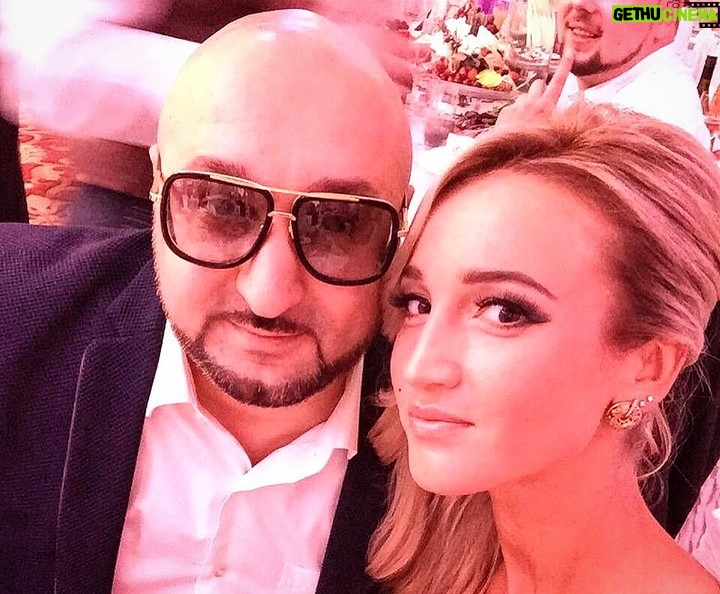Aram Ananyan Instagram - С днём рождения, масюль🥂🎊 Я желаю тебе в день твоего 36-летия достигнуть всех высот, которые ты ещё не были достигнуты, и покорить те вершины, на которых еще не стоит флаг твоего успеха #buzova36 Счастья тебе и всем людям, которые тебе дороги. Happy birthday 🎂 🥳 @buzova86 Столько всего мы прошли вместе🤔 Фото в карусели 👈🏼 P.S. В этом году 15 лет нашей дружбы, сотрудничества и партнёрства.🎊🎊🎊