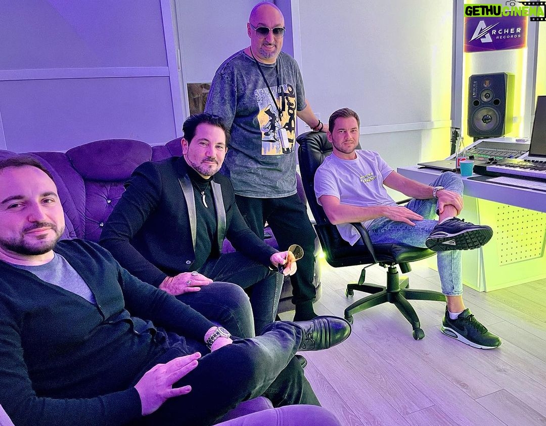 Aram Ananyan Instagram - Там, где кончаются слова, начинается музыка!!! Repost @archer_records location: Archer Music tags: @avraamrusso @aram_archer @rudenkoofficial ・・・ Слова иногда нуждаются в музыке, но музыка не нуждается ни в чем 🎶 Музыка не может мыслить, но она может воплощать мысль!!! @archer_records @avraamrusso @rudenkoofficial