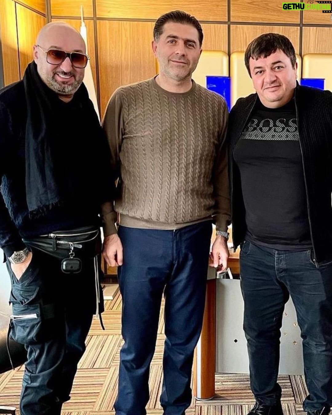 Aram Ananyan Instagram - Родной мой, с днём рождения!!! Дала декъал войла хьо винчу денца!!! Дала ирсе дойла хьан дахар!!! Хьайна безачи во ма гойла хьуна!!! Дала могшалла лойла хьуна!!! Махкана а, халкъана а пайдехь войла хьо вай кхоьллинчу Дала!!! Дала Шех кхоьруш волу баккъал бусалба войла хьо. Пусть Бог благословит тебя в день твоего рождения!!! Пусть твоя жизнь будет только счастливой!!! Пусть ты не увидишь плохого от своих близких и любимых!!! Пусть Бог подарит тебе богатырское здоровье!!! Пусть наш Создатель сделает тебя полезным родине и людям!!! @umar_archer ❤️ Люблю тебя и от всей души поздравляю 🥳 #happybirthday