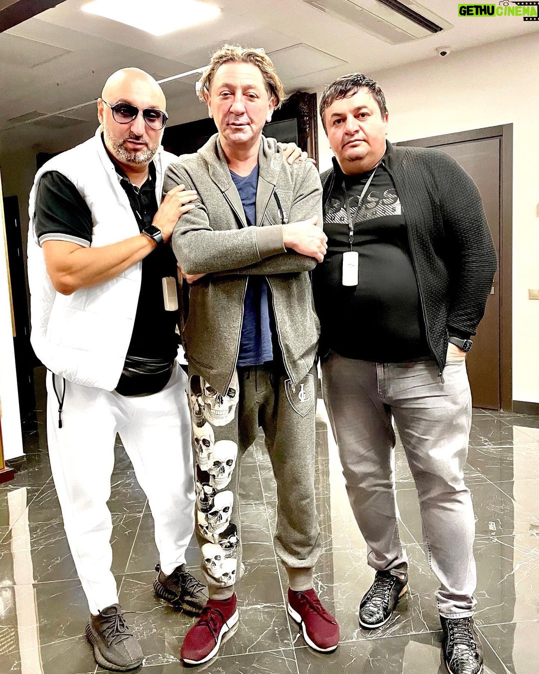Aram Ananyan Instagram - Родной мой, с днём рождения!!! Дала декъал войла хьо винчу денца!!! Дала ирсе дойла хьан дахар!!! Хьайна безачи во ма гойла хьуна!!! Дала могшалла лойла хьуна!!! Махкана а, халкъана а пайдехь войла хьо вай кхоьллинчу Дала!!! Дала Шех кхоьруш волу баккъал бусалба войла хьо. Пусть Бог благословит тебя в день твоего рождения!!! Пусть твоя жизнь будет только счастливой!!! Пусть ты не увидишь плохого от своих близких и любимых!!! Пусть Бог подарит тебе богатырское здоровье!!! Пусть наш Создатель сделает тебя полезным родине и людям!!! @umar_archer ❤️ Люблю тебя и от всей души поздравляю 🥳 #happybirthday
