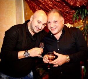 Aram Ananyan Instagram - Родной мой человек, я хочу поздравить тебя с твоим днём рождения 😘🥳 #вечномолодой 
Пусть твоя жизнь будет всегда безоблачной, как небо над пустыней. Полной, как кувшин хлебосольного кавказца, долгой и интересной, как Млечный Путь. И пусть всегда светятся счастьем глаза твоих детей и внуков, как полярное сияние над полюсом!!! Люблю тебя очень ♥️ и хочу чтоб ты был всегда храним небесами. Жизни тебе долгой и на старости лет - безмятежной, джан 🍷
