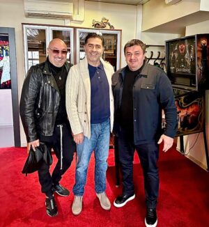 Aram Ananyan Instagram - Однажды я спросил своего наставника о том, как мне распознать духовного человека.

И вот, что он мне ответил: 

«Дорогой мой, это не то, что он говорит, и не то, каким он кажется, а атмосфера, которая создаётся в его присутствии. Вот, что является свидетельством духовности. Ибо никто не в состоянии создать атмосферу, не принадлежащую его духу».

В каждом из нас таится невиданная сила, способная преодолеть самые трудные испытания и превратить невозможное в возможное.

Встретились с братьями сегодня на чашечку ☕️ обнялись и разбежались по своим делам. Но теплота общения, как всегда в сердце!!! Люблю Вас 🫶🏼