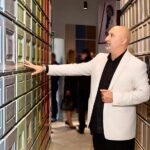 Aram Ananyan Instagram - Я человек, который в бизнесе уже давно и знаю о его законах, практически всё! Ну … Или почти всё))) 😵‍💫 Но, когда представление о бизнесе выходит за рамки привычного - это очень круто! Совсем недавно я увидел такой пример своими глазами. Российский мебельный бренд @mf_marya поразил нестандартным подходом , соединив перфоманс с презентацией дизайнерских решений в производстве мебели. Мероприятие, которое я посетил с супругой @tatiana_archer_ в флагманском бутике на Большой Дорогомиловской 11, имело формат иммерсивного спектакля. Всё действие проходило в интерьерах, созданных российскими дизайнерами для бренда «Марии» @mf_marya . Поверьте, я много что видел, но этот ход и само шоу меня удивило. Посмотрели иммерсивный спектакль, увидели сам шоу-рум, изучили весь каталог материалов и, вуаля, супруга заказала нам новую кухню!!! Сотрудники «Марии» с легкостью доказали, что кухня её мечты будет супермодная и супер функциональная, а главное очень качественная 👍 Я обязательно покажу Вам, когда она будет готова. Ждёеееееем!!!! #ИммерсивныйШоурумМария #бдорогомиловская11 #MaryaDesignPeople @mf_marya @vard_russia 🔝