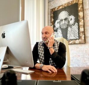Aram Ananyan Instagram - Даже если ваше объяснение настолько ясно, что исключает всякое ложное толкование, всё равно найдётся человек, который поймёт вас неправильно.
Законы Мёрфи.

Look by @if.changes