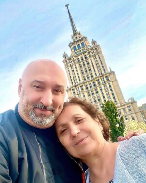 Aram Ananyan Instagram - Мамулечка моя, милая, нежная и самая заботливая, с днем рождения тебя!!!♥️ Люблю тебя осень-осень ))) Ты самый родной человек в моей жизни. Я хочу тебе пожелать здоровья крепкого на долгие годы, весеннего настроения и побольше радостных событий в жизни. Спасибо тебе за все, что ты для меня сделала и делаешь 🙏🏽😘

Пусть судьба дарит тебе много ярких впечатлений и улыбок, пусть ты всегда чувствуешь себя нужной нам (твоим детям и внукам), и пусть твои глаза всегда светятся счастьем 🫶🏼 Люблю

С днём рождения, мамуль 🌺🍷