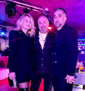 Aram Ananyan Instagram - Часть 2 …. 📸 #birthdayparty 

Казалось бы, как можно уложить такое объёмное понятие как «счастье» в два-три слова. Можно. Все гениальное просто. “Счастье зависит от нас самих” ♥️
С наступающим Новым годом 🎄🎅🏽