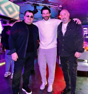 Aram Ananyan Instagram - Часть 2 …. 📸 #birthdayparty 

Казалось бы, как можно уложить такое объёмное понятие как «счастье» в два-три слова. Можно. Все гениальное просто. “Счастье зависит от нас самих” ♥️
С наступающим Новым годом 🎄🎅🏽