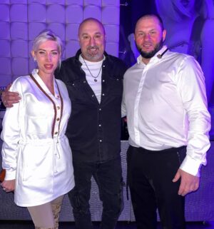 Aram Ananyan Instagram - Часть 2 …. 📸 #birthdayparty 

Казалось бы, как можно уложить такое объёмное понятие как «счастье» в два-три слова. Можно. Все гениальное просто. “Счастье зависит от нас самих” ♥️
С наступающим Новым годом 🎄🎅🏽