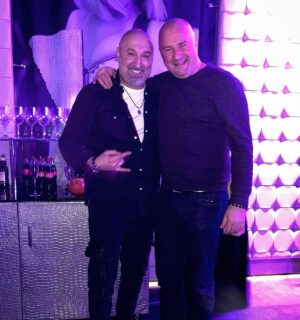 Aram Ananyan Instagram - Часть 2 …. 📸 #birthdayparty 

Казалось бы, как можно уложить такое объёмное понятие как «счастье» в два-три слова. Можно. Все гениальное просто. “Счастье зависит от нас самих” ♥️
С наступающим Новым годом 🎄🎅🏽