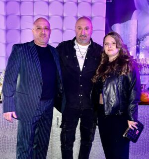 Aram Ananyan Instagram - Часть 2 …. 📸 #birthdayparty 

Казалось бы, как можно уложить такое объёмное понятие как «счастье» в два-три слова. Можно. Все гениальное просто. “Счастье зависит от нас самих” ♥️
С наступающим Новым годом 🎄🎅🏽
