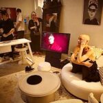 Aram Ananyan Instagram - Я человек, который в бизнесе уже давно и знаю о его законах, практически всё! Ну … Или почти всё))) 😵‍💫 Но, когда представление о бизнесе выходит за рамки привычного - это очень круто! Совсем недавно я увидел такой пример своими глазами. Российский мебельный бренд @mf_marya поразил нестандартным подходом , соединив перфоманс с презентацией дизайнерских решений в производстве мебели. Мероприятие, которое я посетил с супругой @tatiana_archer_ в флагманском бутике на Большой Дорогомиловской 11, имело формат иммерсивного спектакля. Всё действие проходило в интерьерах, созданных российскими дизайнерами для бренда «Марии» @mf_marya . Поверьте, я много что видел, но этот ход и само шоу меня удивило. Посмотрели иммерсивный спектакль, увидели сам шоу-рум, изучили весь каталог материалов и, вуаля, супруга заказала нам новую кухню!!! Сотрудники «Марии» с легкостью доказали, что кухня её мечты будет супермодная и супер функциональная, а главное очень качественная 👍 Я обязательно покажу Вам, когда она будет готова. Ждёеееееем!!!! #ИммерсивныйШоурумМария #бдорогомиловская11 #MaryaDesignPeople @mf_marya @vard_russia 🔝