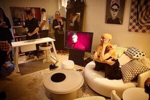 Aram Ananyan Instagram - Я человек, который в бизнесе уже давно и знаю о его законах, практически всё! Ну … Или почти всё))) 😵‍💫 
Но, когда представление о бизнесе выходит за рамки привычного - это очень круто! Совсем недавно я увидел такой пример своими глазами. Российский мебельный бренд @mf_marya поразил нестандартным подходом , соединив перфоманс с презентацией дизайнерских решений в производстве мебели. Мероприятие, которое я посетил с супругой @tatiana_archer_ в флагманском бутике на Большой Дорогомиловской 11, имело формат иммерсивного спектакля. Всё действие проходило в интерьерах, созданных российскими дизайнерами для бренда «Марии» @mf_marya . Поверьте, я много что видел, но этот ход и само шоу меня удивило.
Посмотрели иммерсивный спектакль, увидели сам шоу-рум, изучили весь каталог материалов и, вуаля, супруга заказала нам новую кухню!!! Сотрудники «Марии» с легкостью доказали, что кухня её мечты будет супермодная и супер функциональная, а главное очень качественная 👍 Я обязательно покажу Вам, когда она будет готова.
Ждёеееееем!!!!

#ИммерсивныйШоурумМария #бдорогомиловская11 #MaryaDesignPeople @mf_marya  @vard_russia 🔝