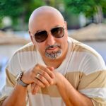 Aram Ananyan Instagram - Гордость и высокомерие — слуги дьявола. Если ты не сможешь управлять ими, они начнут управлять тобой. А вот за эти вещи вы никогда не должны извиняться ни перед кем: • За заботу о себе, • За открытое выражение эмоций, • За то, что вы прощаете людей, • За свои убеждения, • За то, что вы не похожи на всех остальных, • За то, как и с кем вы проводите свое время, • За свои провалы и неудачи, • За свою неопытность и юность, • За свою внешность. Прекрасной, плодотворной рабочей недели всем 🙌🏽 Dubai UAE