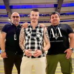 Aram Ananyan Instagram - В жизни побеждают те, у кого надежный тыл (семья), и не расшатанные фланги (верные друзья) 💪🏼 Ты начал новое дело, сын, @david_archer00 мы рядом 🫶🏼 P.S. только нам с братом @umar_archer по костюмчику бы не помешало))) @if.changes - XL с жилеточками 🦺 Dubai UAE