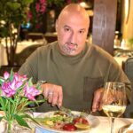 Aram Ananyan Instagram - Во мне постоянно борются два желания, причём одновременно — похудеть и поесть. Чаще побеждает последнее. Между мной и едой огромная неопределённая любовь 🫶🏼 А вообще есть и пить нужно столько, чтобы наши силы этим восстанавливались, а не подавлялись))) 🍽️ Но зато, сытый человек всегда миролюбив!!!