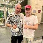 Aram Ananyan Instagram - Для тех, кто не знает человека на этом фото - это @tatasimonyan 🎙️ Тата Симонян — армянский певец, самый известный и популярный исполнитель рабиза и поп-музыки. Заслуженный артист Армении 🇦🇲 Его всеми известный хит «Армения моя» вот уже несколько десятков лет находится в топах караоке клубов и является самой исполняемой песней. А я просто уже очень много лет являюсь поклонником его творчества. И так получилось, что где то 13-14 лет назад мы с ним познакомились лично. Очень много в те дни общались на разные темы, Тата прилетал в Москву… Потом он улетел обратно в LA, так как жил в штатах. И вот спустя время, где то две недели назад, я организовал ему несколько выступлений в Сочи и Краснодаре и даже появились мысли о большом концертном туре по России 🇷🇺 Но прежде я хотел бы выразить уважение этому большому музыканту, мудрому человеку с добрым сердцем и просто приятному сердцу общению. Так приятно осознавать, что такие люди еще существуют и всё прекрасно понимают. @tatasimonyan 🫶🏼🎙️